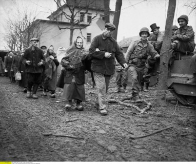 Les habitants d'Erkelenz rentrent chez eux, 1945