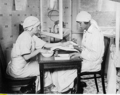 Manucure dans une épicerie à Londres, 1927