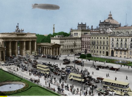 Dirigeable Zeppelin, au-dessus de la Porte de Brandenbourg, Berlin, 1929