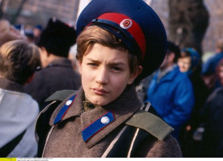 Jeune russe en costume traditionnel, 2001