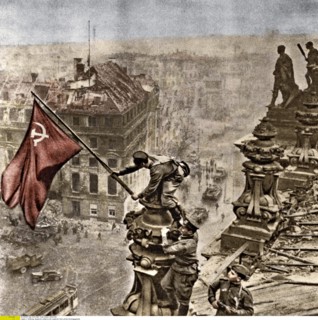 Un soldat soviétique sur le toit du Reichstag, 1945