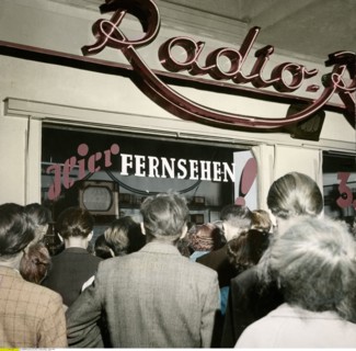 Badauds rassemblés devant la vitrine d'un magasin, 1951