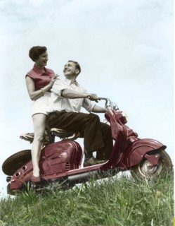 Jeune couple sur un scooter, 1954
