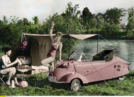 Jeunes femmes en camping
