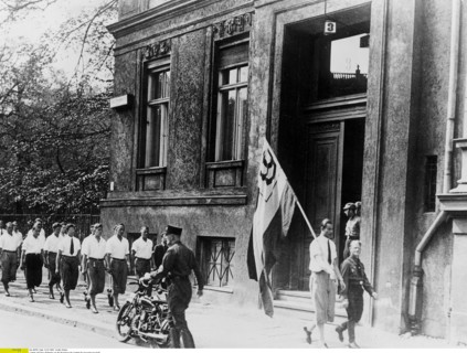 Groupe d'étudiants devant l'Institut de science sexuelle du professeur Magnus Hirschfeld, 1933