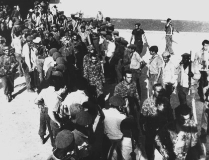 Miliciens cubains fêtant l'échec de l'invasion de la Baie des Cochons, 1961