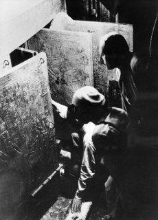 Howard Carter dans la tombe de Toutânkhamon, 1923