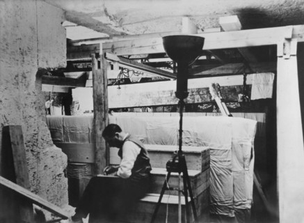 Howard Carter dans la tombe de Toutânkhamon, 1923