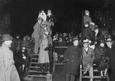 Spectateurs attendant l'arrivée de Charles Lindbergh à l'aéroport du Bourget, 21 mai 1927
