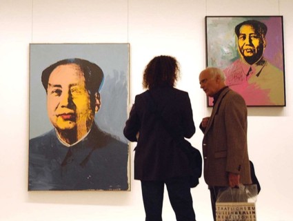 Visiteurs devant deux "Mao" d'Andy Warhol, 2001