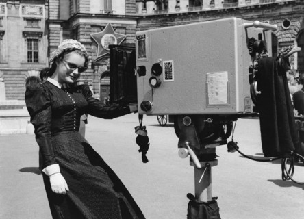 Romy Schneider am Rande der Dreharbeiten zu 'Die Deutschmeister'