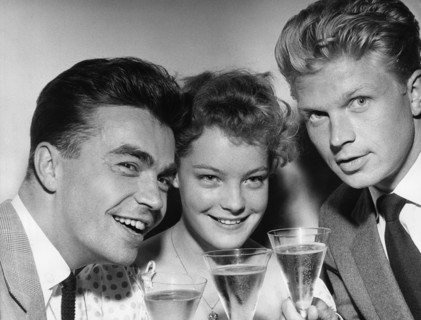 Romy Schneider; (v.l.n.r.) Claus Biederstaedt, R. S. und Hardy Krüger