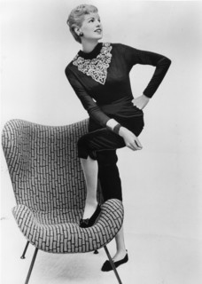 Femme portant un pantalon en velour