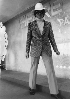 Mannequin présentant un modèle de la collection Pierre Cardin de 1970