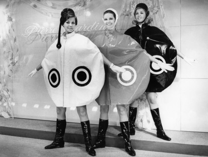 Mannequins présentant un modèle de la collection Pierre Cardin de 1969