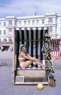 Femme en bikini dans un fauteuil-cabine en osier