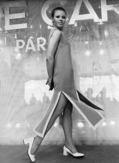 Mannequin présentant un modèle de la collection Pierre Cardin de 1970