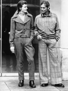 Mannequins présentant un modèle de la collection Pierre Cardin de 1973