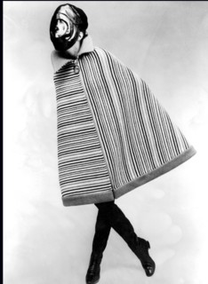 Mannequin présentant un modèle de la collection Pierre Cardin de 1967