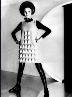 Mannequin présentant un modèle de la collection Pierre Cardin de 1966