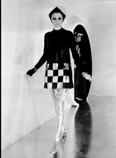 Mannequin présentant un modèle de la collection Pierre Cardin de 1968