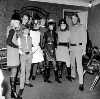 Mannequins présentant un modèle de la collection Pierre Cardin de 1967/1968