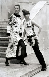 Mannequins présentant un modèle de la collection Pierre Cardin de 1970