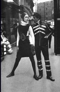 Mannequins présentant un modèle de la collection Pierre Cardin de 1968