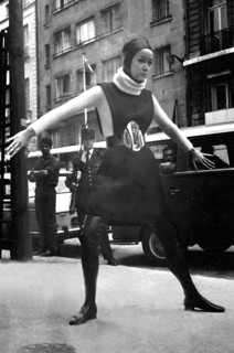 Mannequin présentant un modèle de la collection Pierre Cardin de 1968