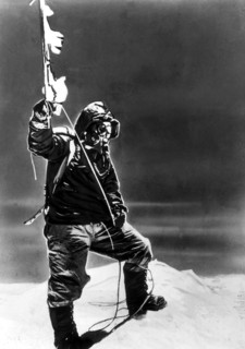 Le sherpa Tensing Norgay au sommet du mont Everest, 29 mai 1953
