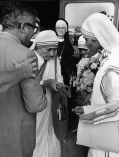 Mère Teresa accueillie à l'aéroport de Berlin-Tegel en 1983