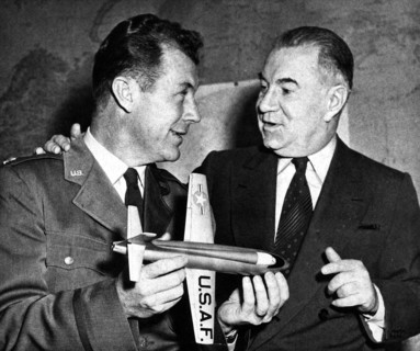 Charles Yeager avec Lawrence D. Bell