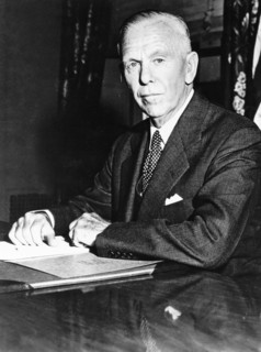 George Catlett Marshall assis à son bureau