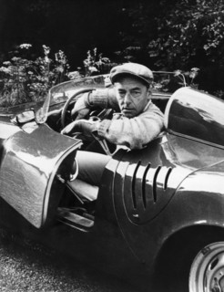 Herbert von Karajan dans sa Porsch
