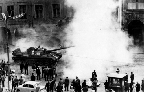 Printemps de Prague : char soviétique dans les rues de Prague, août 1968