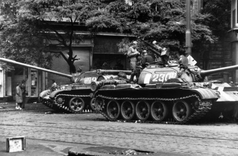 Printemps de Prague : deux chars des troupes du Pacte de Varsovie traversant la vieille ville