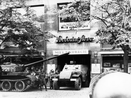 Printemps de Prague : chars soviétiques à Prague, août 1968