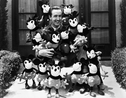 WALT DISNEY mit 'Mickey Mouses'. Aufnahme ca. 40er Jahre.