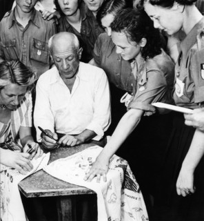 Pablo Picasso signant des autographes, 1950