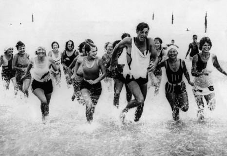 Johnny Weissmuller sur une plage à Miami, 1930
