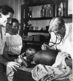 Albert Schweitzer examine un patient