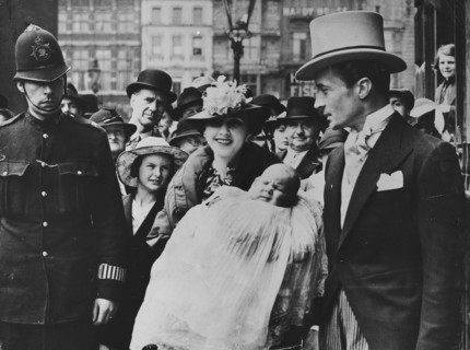 Hutton, Barbara - mit Ehemann Haugwitz-Reventlow nach der Taufe von Sohn Lance in London