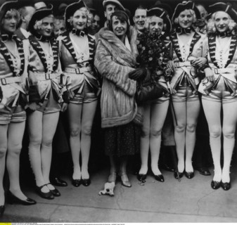 Mistinguette et une revue de danseuses