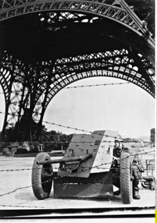 Blindé allemand sous la Tour Eiffel