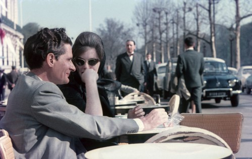 Couple à la terrasse d'un café parisien