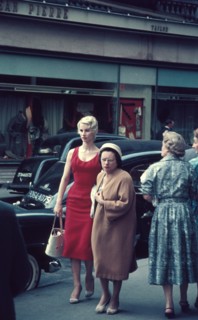 Vieille dame et mannequin à Paris