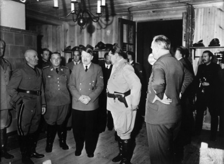 Hitler réunissant ses alliés au lendemain de l'attentat manqué visant à l'assassiner