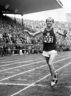 Marathon:
- Olympiasieger Emil Zatopek (CZ)
berquert die Ziellinie

-