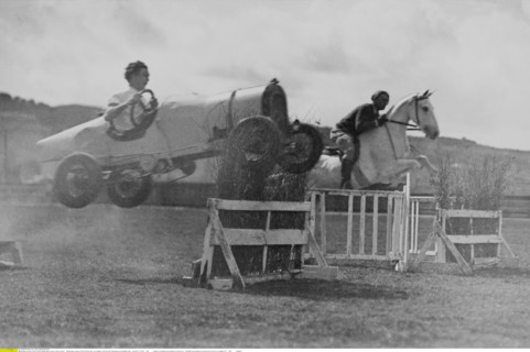 Wettspringen zwischen Pferd und Auto