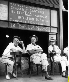 Argentinien, Buenos Aires : M„nner vor einer 'Bar'